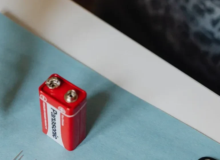 Een 9-volt blokbatterij met de twee contactpolen bovenop