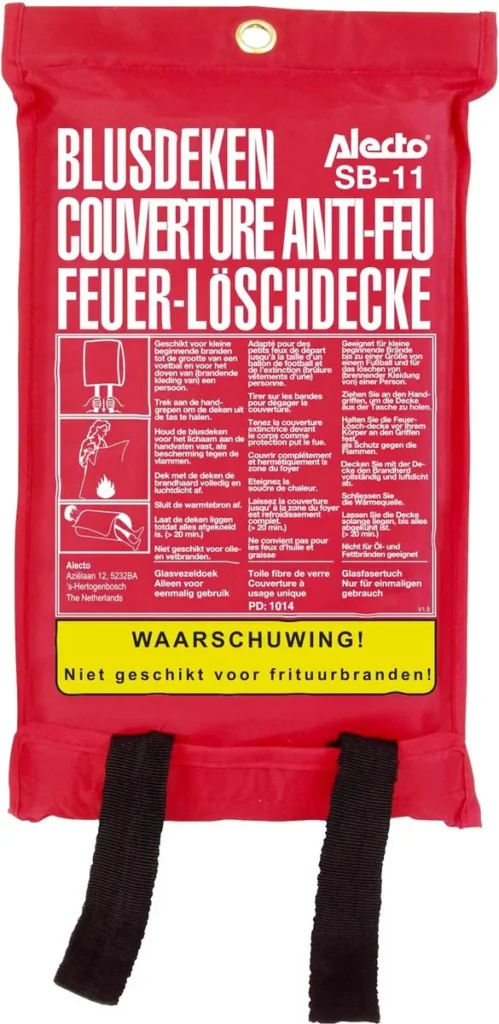 Blusdeken van 100 x 100 cm in een rode zachte hoes (Alecto SB-11) met Nederlandse gebruiksaanwijzing, twee trekbanden en een gele waarschuwing: niet geschikt voor frituurbranden