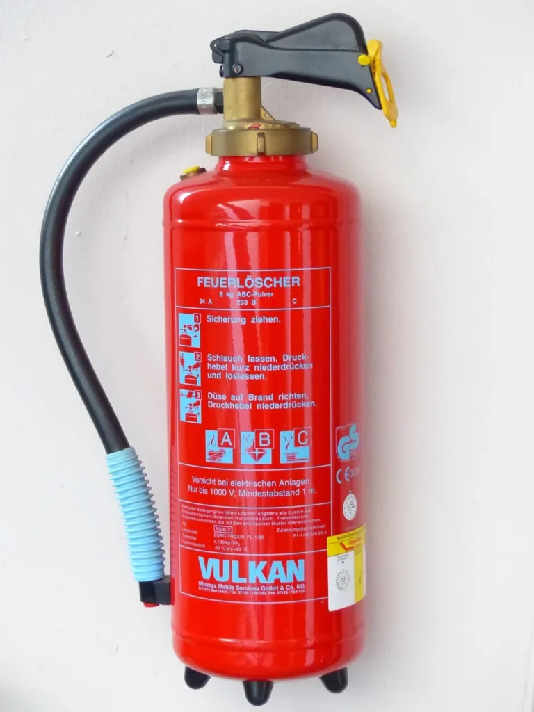 Poederblusser van 6 kg met op het etiket de pictogrammen voor brandklasse A, B en C en het blusvermogen 34A 233B C
