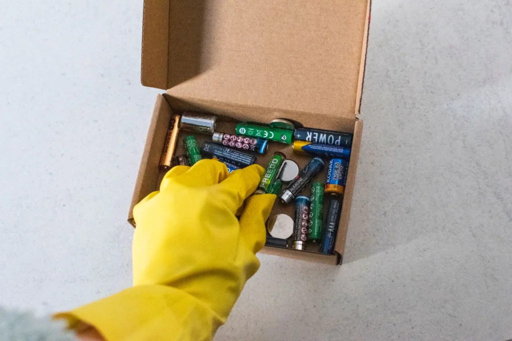 Doosje met lege batterijen om in te leveren bij een inzamelpunt, niet bij het restafval