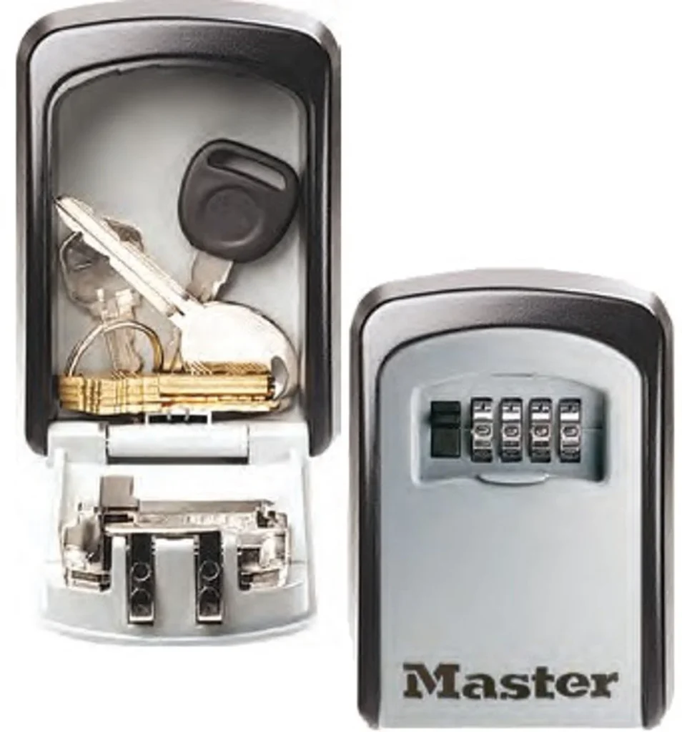 Master Lock 5401EURD sleutelkluis met vier cijferwieltjes, open met sleutels erin en dicht ernaast