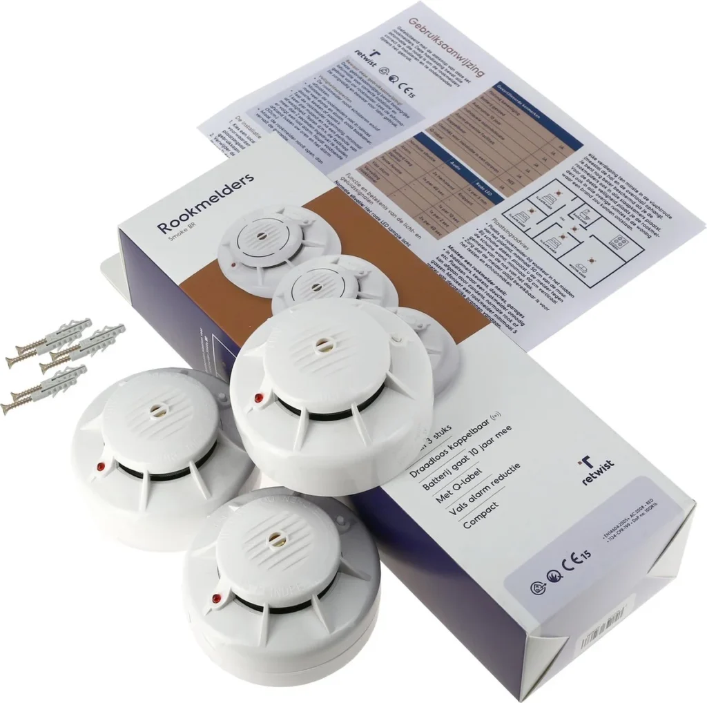 Set van drie draadloos koppelbare Retwist Smoke BR rookmelders met verpakking en pluggen