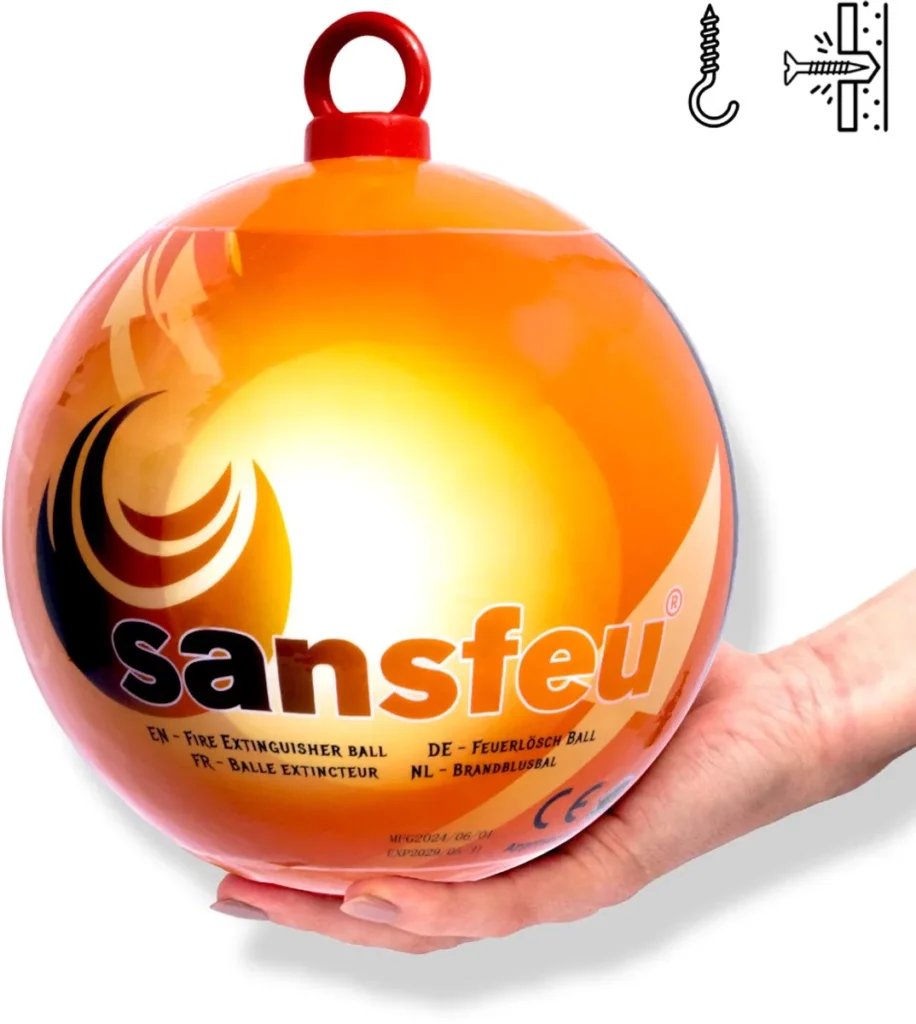 Oranje SansFeu-brandblusbal met ophangoog in een hand