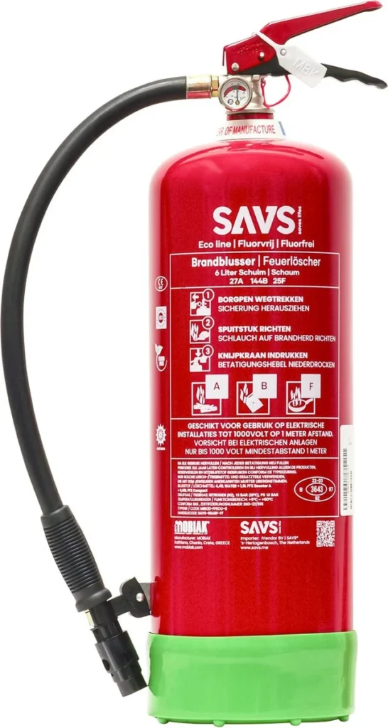Vetblusser met schuim van 6 liter (SAVS), met slang en groene voet; op het etiket het blusvermogen 27A 144B 25F
