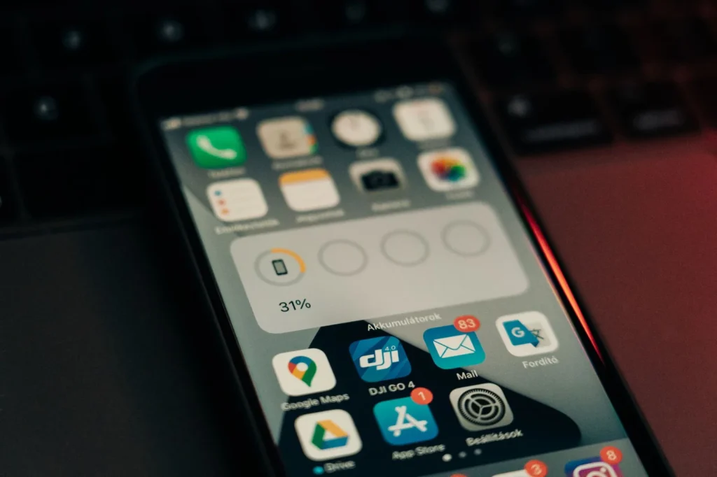 Smartphone met een batterijwidget op 31 procent: batterijbeheer op de telefoon kan meldingen van een alarm-app vertragen