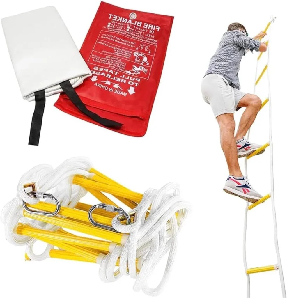 Opgerolde touwladder met gele sporten en een branddeken, met een man die zo'n ladder beklimt