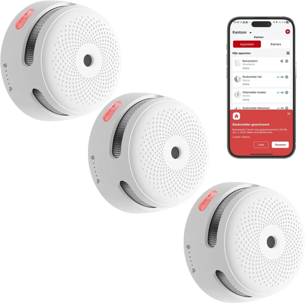 Drie draadloos koppelbare X-Sense XS01-M rookmelders naast een telefoon met de bijbehorende app